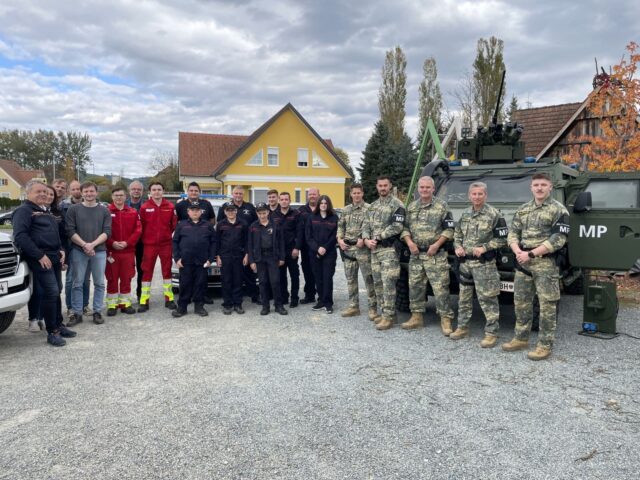 Gruppenfoto mit Vertretern aus Einsatzorganisationen Bundesheer, Feuerwehr und Rettung und dem Zivilschutzverband